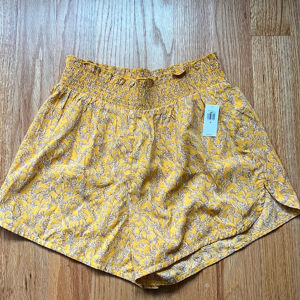 Old Navy Floral High Waisted Soft Spun Shorts - Size M. New with tags